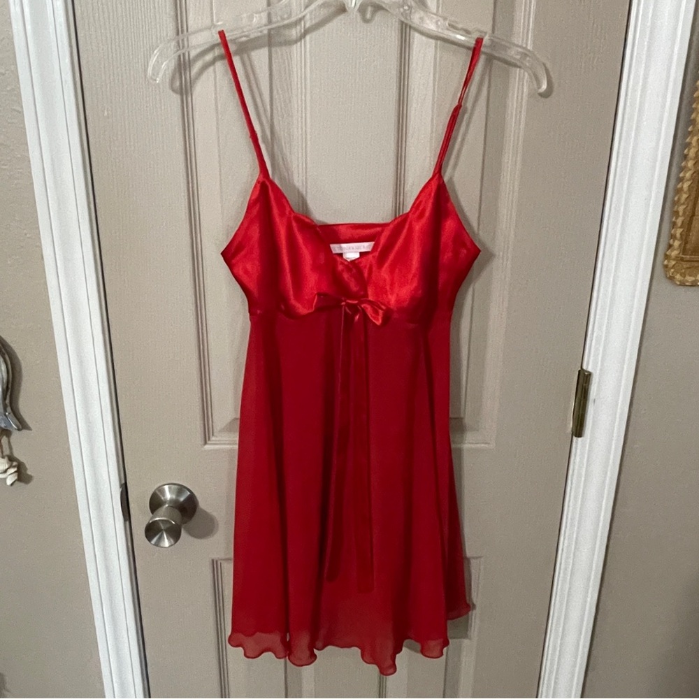 Victoria’s Secret red satin & sheer spaghetti strap cami top. Sz XS.